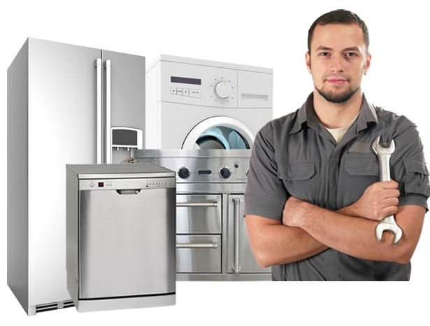 Técnico reparando electrodomésticos a domicilio en Cádiz